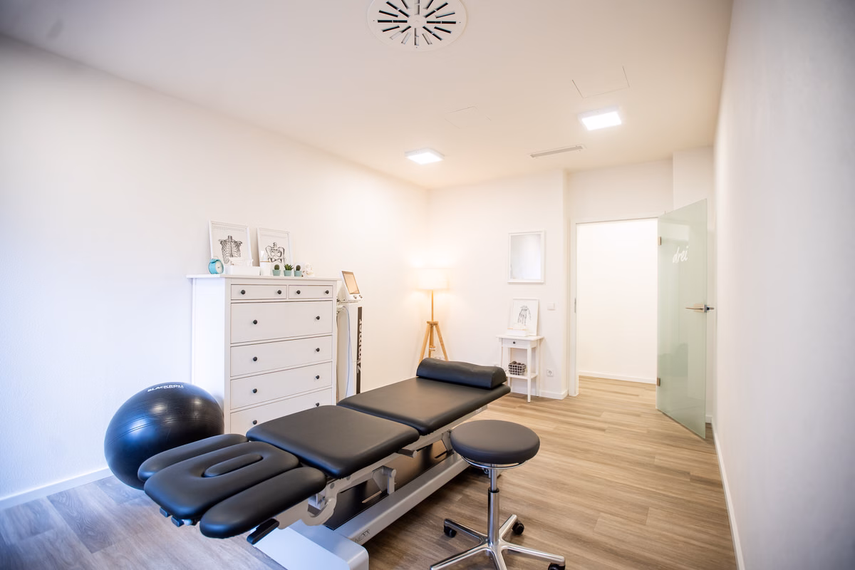 Behandlungsraum mit Therapieliege und Gymnastikball