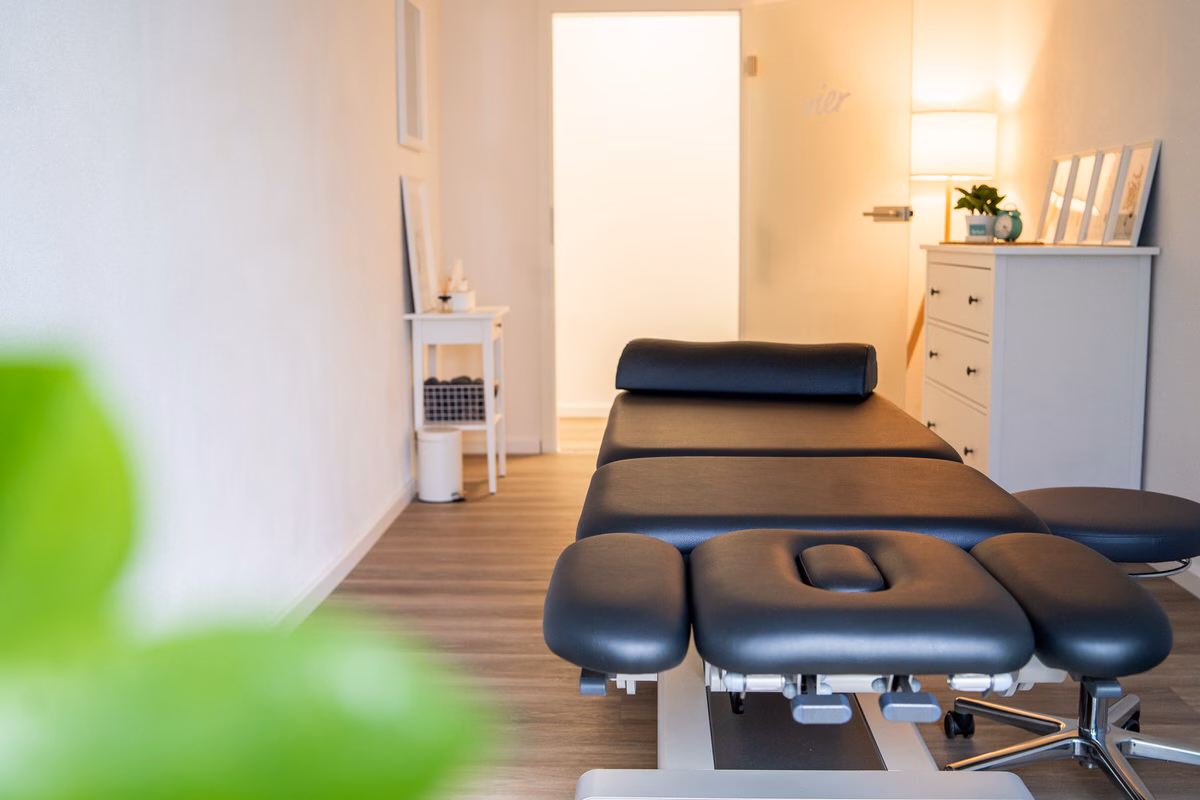 Therapieliege im hellen Behandlungsraum