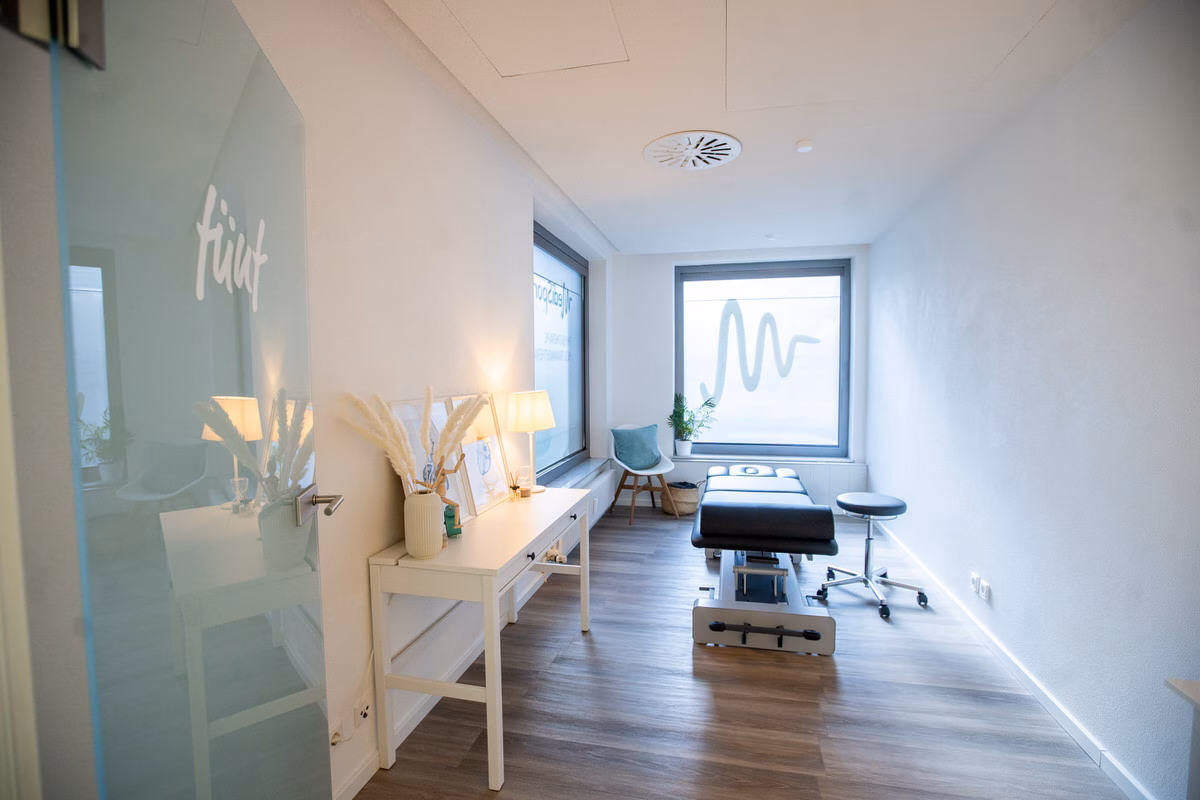 Heller Behandlungsraum mit Therapieliege