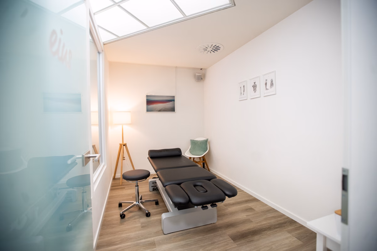 Behandlungsraum mit Therapieliege und Hocker