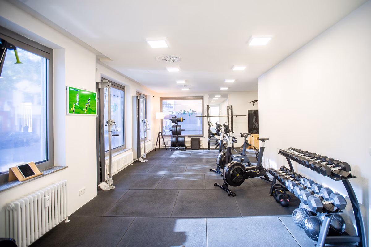 Trainingsbereich mit Ergometern und Kurzhanteln
