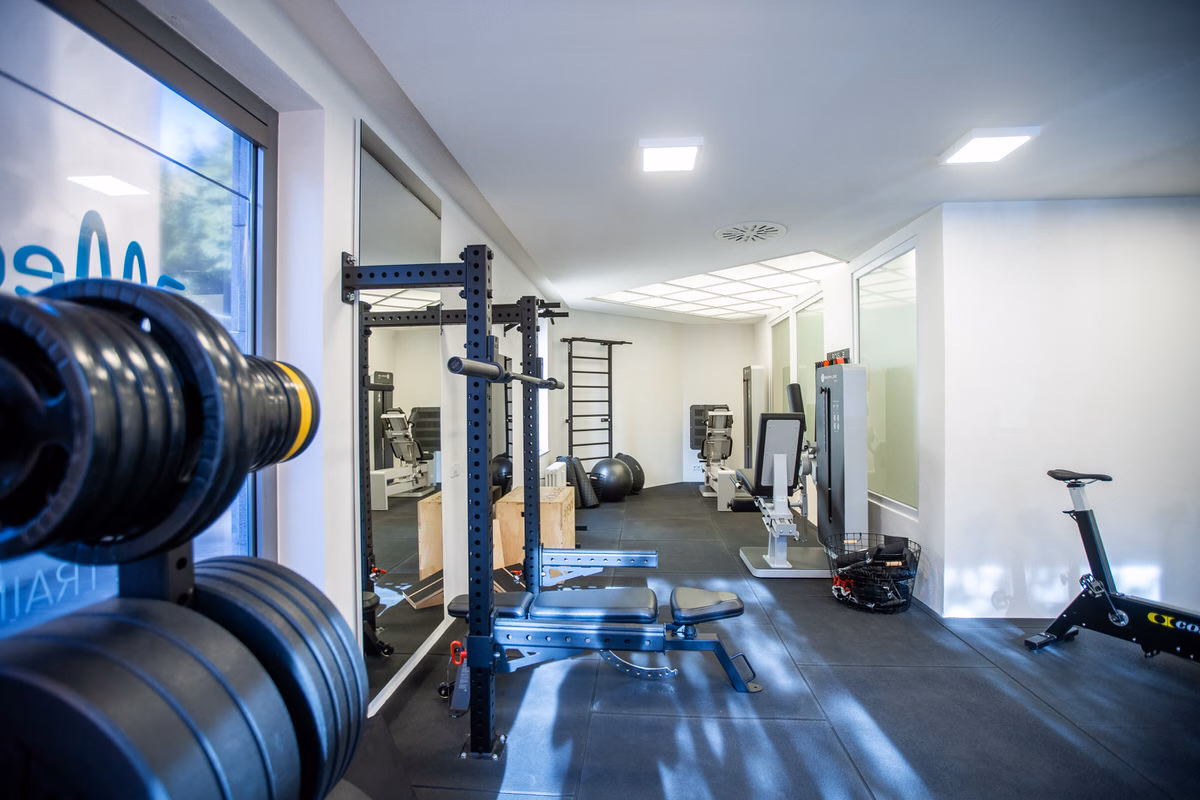 Trainingsbereich mit Hantelstation und Geräten