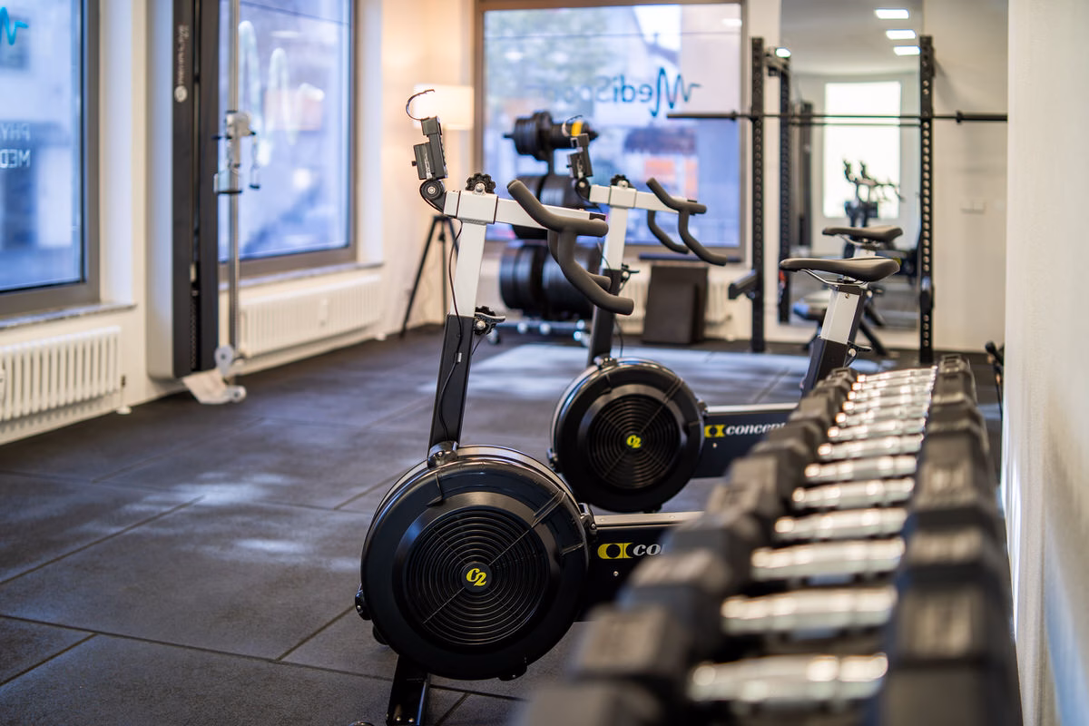 Ergometer und Kurzhanteln im Trainingsbereich